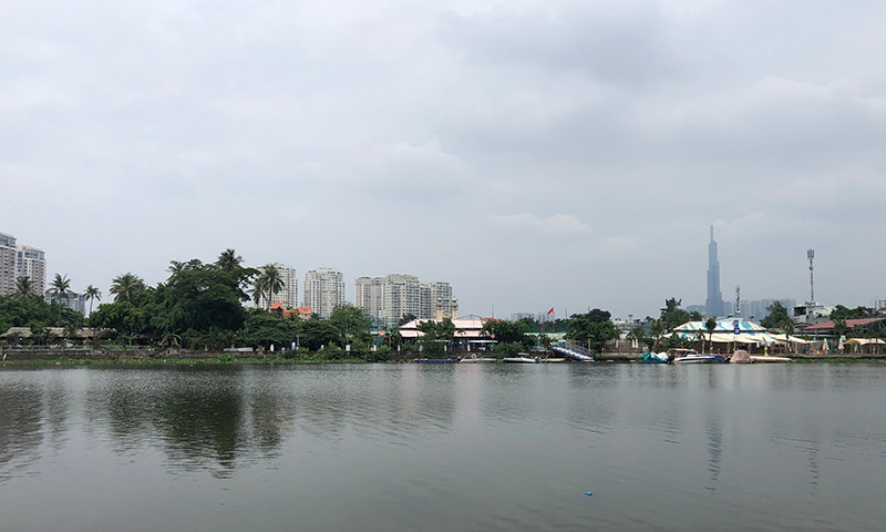 La rivière Saigon prise entre développement urbain et changement climatique.