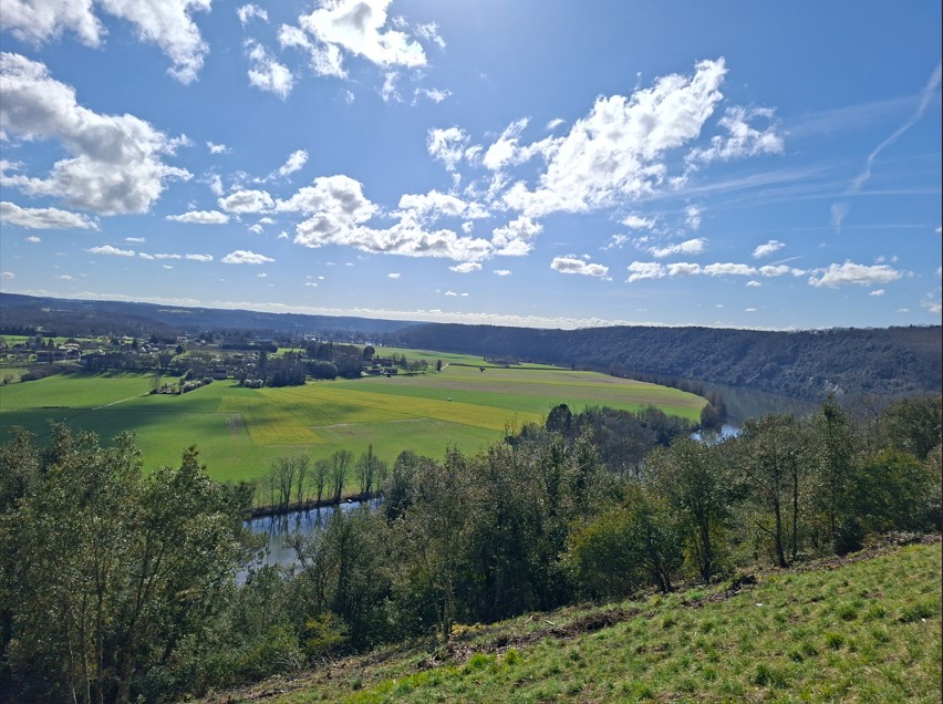 Le paysage des cingles à la confluence Dordogne, Vézère : un contraste entre plaine alluviale et falaises calcaires